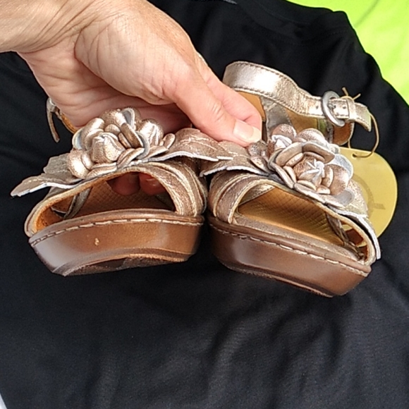 NWT Women's Born light gold leather heels sz 9 - Picture 2 of 11